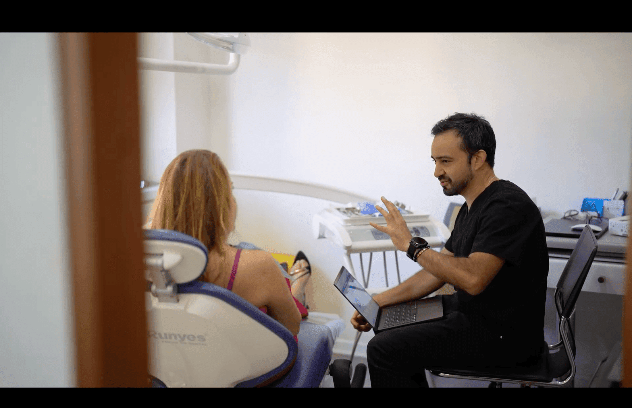Dr. Urrutia explicando diagnóstico a paciente