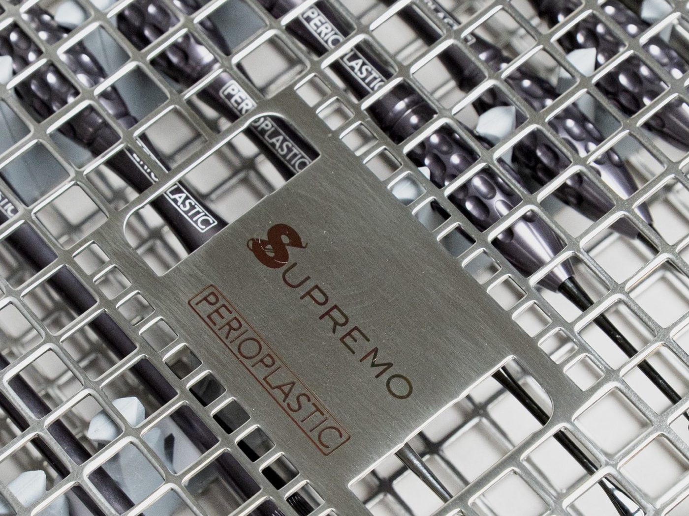 Detalle de la placa grabada con las marcas Supremo y PerioPlastic sobre la bandeja